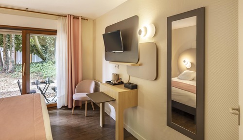 Standard Room, 1 Queen Bed, Non Smoking, Terrace