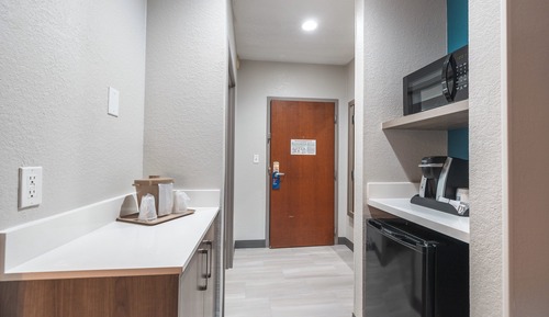 Suite, 1 King Bed (Walk-In Shower)