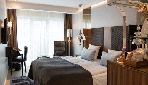 Two double rooms next to each other