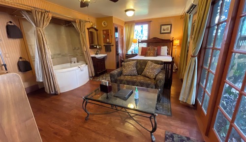 Room, 1 Queen Bed, Patio (Aberdeen)