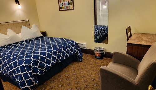 Standard Room, 1 Queen Bed, Private Bathroom
