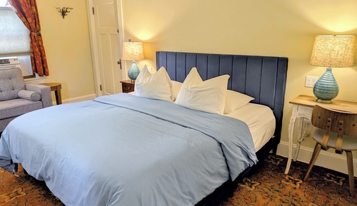 Deluxe Room, 1 King Bed, Private Bathroom