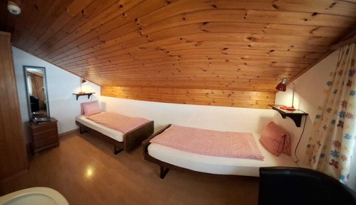 Basic Twin Room, Non Smoking, Shared Bathroom