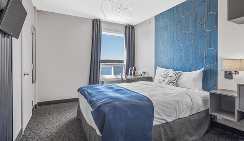 Standard Room, 1 Queen Bed, Lake View