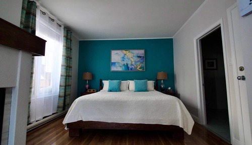 Room, 1 King Bed, Jetted Tub, River View (Les hydrangees)