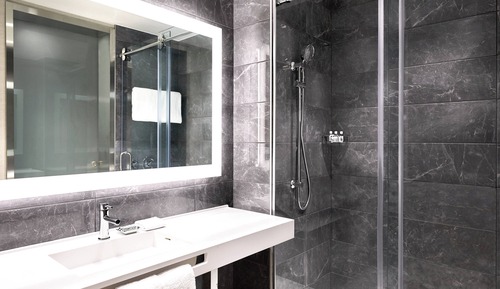 Suite, 1 Bedroom (Mobility/Hearing Access, Roll-In Shwr)