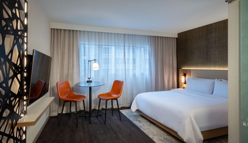 Deluxe Room, 1 King Bed (Mobility Accessible, Tub)