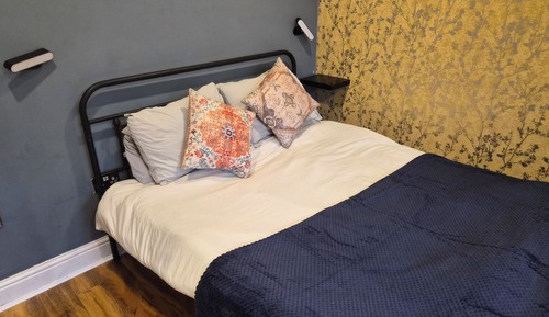 Deluxe Studio (2, next to tube station)