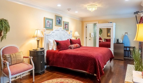 Retreat House - Ruby Rm