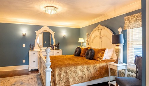 Retreat House - Paris Blue Rm