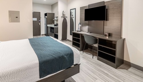 Deluxe Room, 1 Queen Bed, Non Smoking, Kitchenette