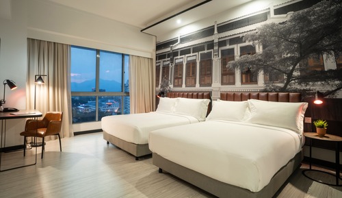 Family Room, 2 Queen Beds (Deluxe)