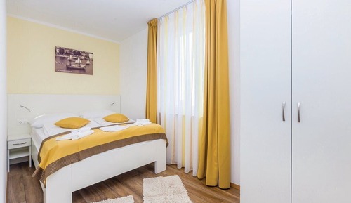 Deluxe Apartment (202)