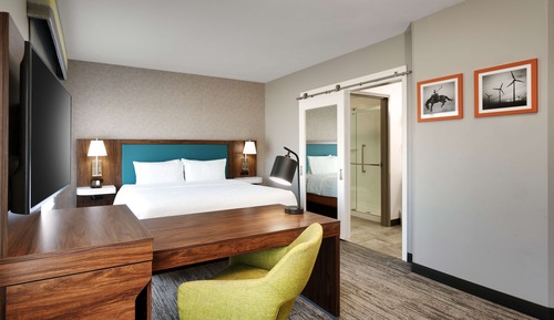Studio, 1 King Bed, Refrigerator & Microwave (Wet bar)