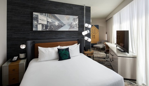 Room, 1 King Bed, City View (Corner)