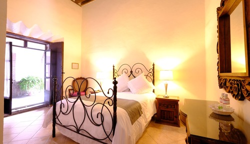 Room (Una Cama Queen)