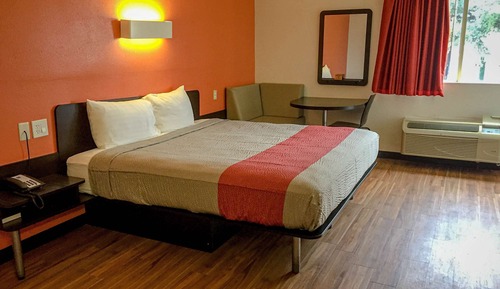 Standard Room, 1 King Bed, Accessible, Non Smoking