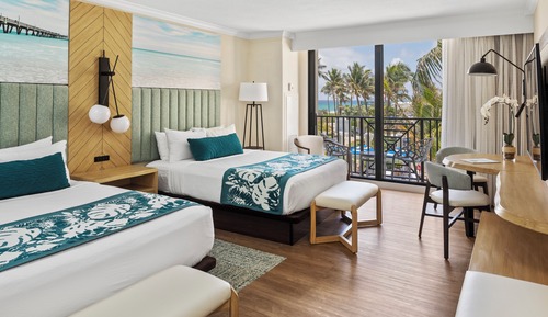 Room, 2 Queen Beds, Pool View