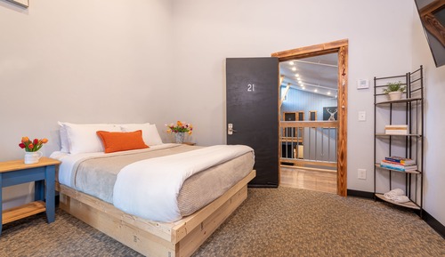 Standard Room 21(1 Queen,1 Futon)