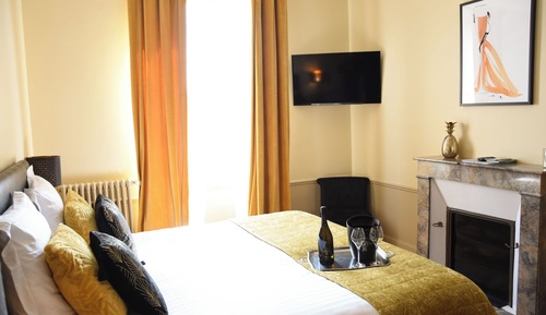 Superior Suite, Courtyard View