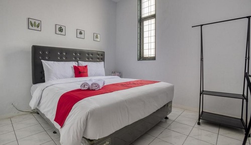 Double Room (RedDoorz)