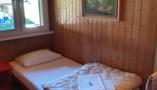 Basic Twin Room, 2 Twin Beds, Shared Bathroom, Mountain View