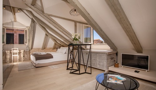 Studio (Luxury Superior Suite Attic)