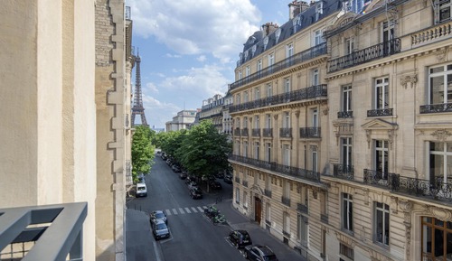 Premium Eiffel Moment