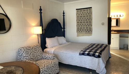 Classic Room, 1 Queen Bed, Non Smoking, Refrigerator & Microwave