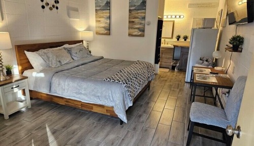 Classic Room, 1 King Bed, Non Smoking, Refrigerator & Microwave