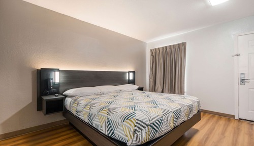 Standard Room, 1 King Bed, Smoking, Kitchenette