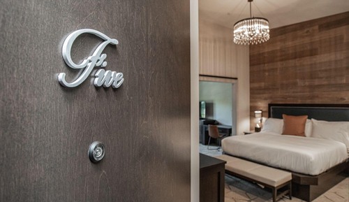 Luxury Street View Suite