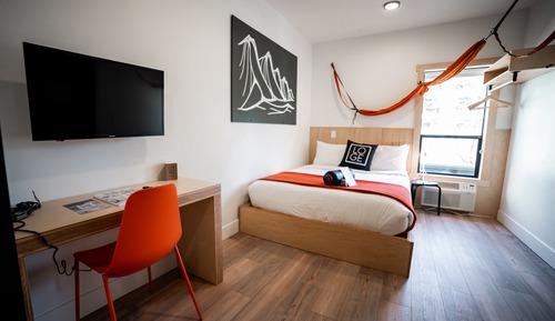 Single Queen with Shared Bath - Downtown