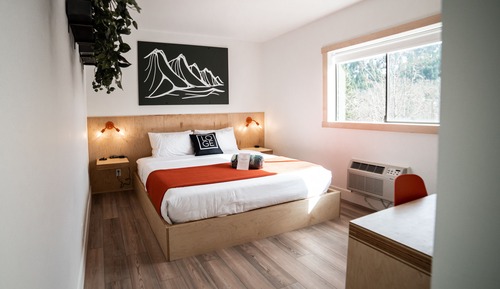 ADA Single King with Bunk Beds - Downtown