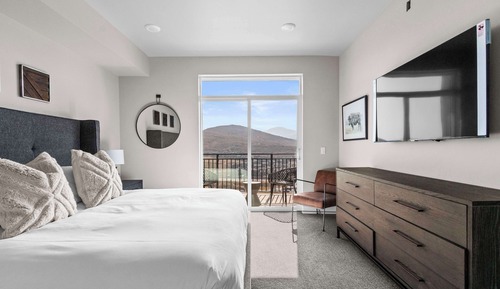 Luxury Suite, 2 Bedrooms, Mountain View
