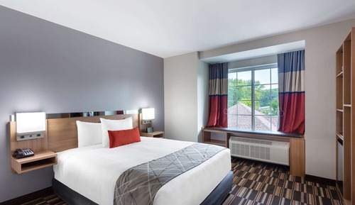 Studio Suite, 1 Queen Bed, Accessible, Non Smoking (Mobility/Hearing Tub w/Grab Bars)