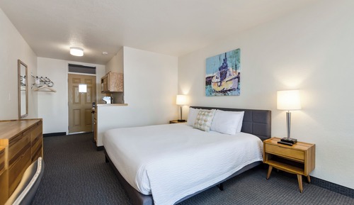 Signature Room, 1 King Bed, Lake View