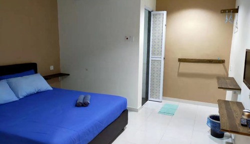 Queen Bed, No Window