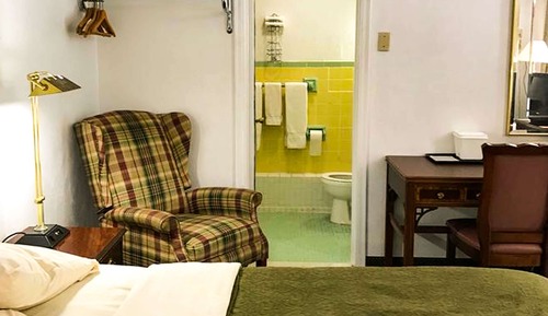 Standard Room, 1 King Bed, Smoking, Refrigerator & Microwave