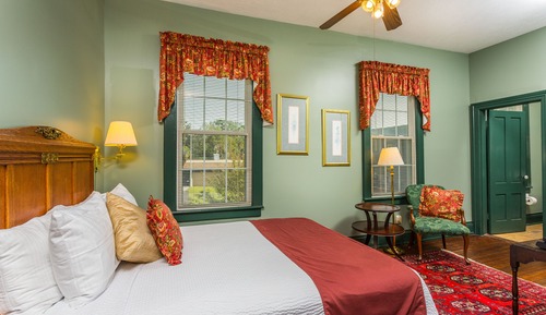 Standard Room, 1 Queen Bed (Shower Only)