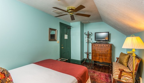 Standard Room, 1 Queen Bed (Tub/Shower)