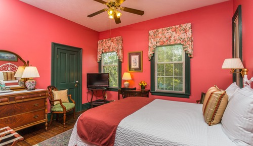 Standard Room, 1 Queen Bed (Clawfoot Tub/Shower)