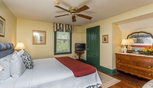 Deluxe Room, 1 King Bed (Tub/Shower)