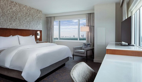 Executive Suite, 1 King Bed, Balcony (SW-M)