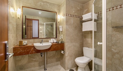 Deluxe Twin Queen Room