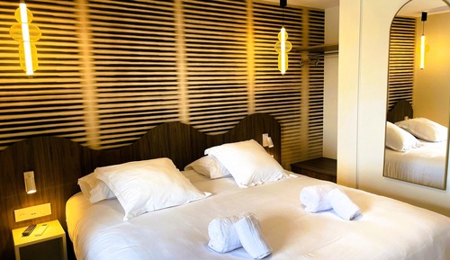 Comfort Room, 1 Queen Bed, Non Smoking, Balcony
