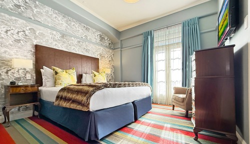 Suite, 1 King Bed, Partial Ocean View