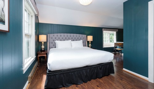 Suite, 1 King Bed with Sofa bed (Dewey Carriage House Inn)