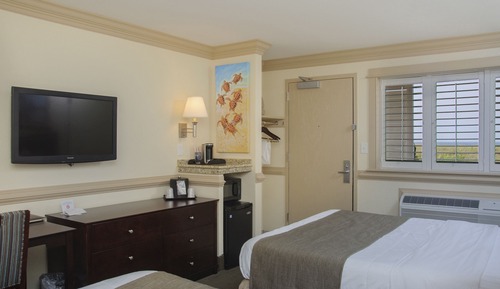 Standard 2 Queen Beds with Pool / Parking Lot View