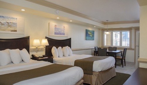 Poolside Efficiency with 2 Queen Beds and Full Kitchen